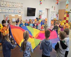 Dzieci świętują Dzień Dziewczynek