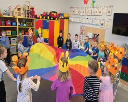 Dzieci świętują Dzień Dziewczynek