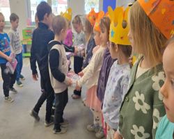 Dzieci świętują Dzień Dziewczynek