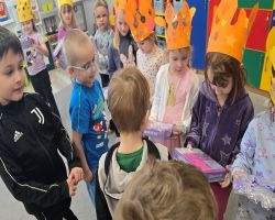 Dzieci świętują Dzień Dziewczynek