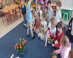 Dzieci podczas świętowania Dnia Dziweczynek