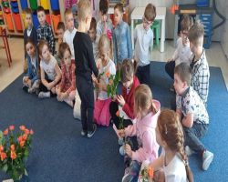 Dzieci podczas świętowania Dnia Dziweczynek