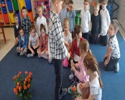 Dzieci podczas świętowania Dnia Dziweczynek