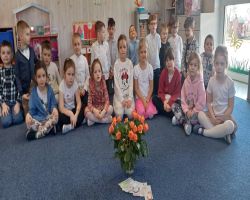 Dzieci podczas świętowania Dnia Dziweczynek