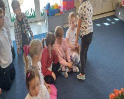 Dzieci podczas świętowania Dnia Dziweczynek