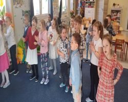 Dzieci podczas świętowania Dnia Dziweczynek