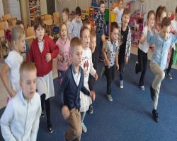 Dzieci podczas świętowania Dnia Dziweczynek