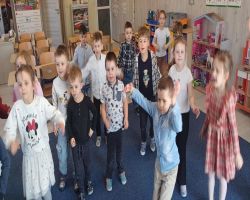 Dzieci podczas świętowania Dnia Dziweczynek