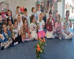 Dzieci podczas świętowania Dnia Dziweczynek