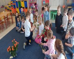 Dzieci podczas świętowania Dnia Dziweczynek