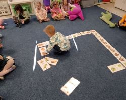 Udział dzieci w różnych grach i zabawach ruchowych, a także w ciekawym eksperymen z okazji Dnia Dinozaura