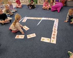 Udział dzieci w różnych grach i zabawach ruchowych, a także w ciekawym eksperymen z okazji Dnia Dinozaura