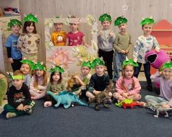 Udział dzieci w różnych grach i zabawach ruchowych, a także w ciekawym eksperymen z okazji Dnia Dinozaura