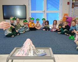 Udział dzieci w różnych grach i zabawach ruchowych, a także w ciekawym eksperymen z okazji Dnia Dinozaura