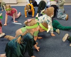 Udział dzieci w różnych grach i zabawach ruchowych, a także w ciekawym eksperymen z okazji Dnia Dinozaura