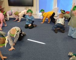 Udział dzieci w różnych grach i zabawach ruchowych, a także w ciekawym eksperymen z okazji Dnia Dinozaura