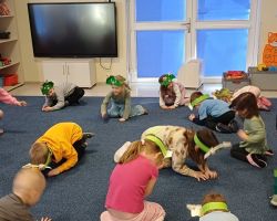 Udział dzieci w różnych grach i zabawach ruchowych, a także w ciekawym eksperymen z okazji Dnia Dinozaura