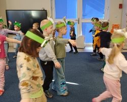 Udział dzieci w różnych grach i zabawach ruchowych, a także w ciekawym eksperymen z okazji Dnia Dinozaura