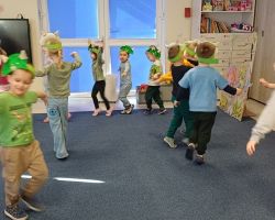 Udział dzieci w różnych grach i zabawach ruchowych, a także w ciekawym eksperymen z okazji Dnia Dinozaura