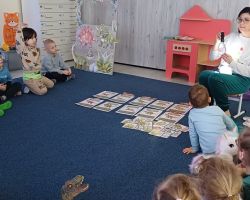 Udział dzieci w różnych grach i zabawach ruchowych, a także w ciekawym eksperymen z okazji Dnia Dinozaura