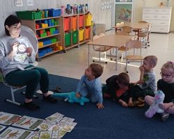 Udział dzieci w różnych grach i zabawach ruchowych, a także w ciekawym eksperymen z okazji Dnia Dinozaura