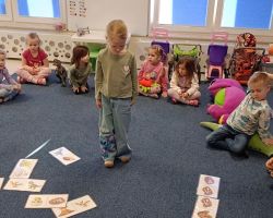 Udział dzieci w różnych grach i zabawach ruchowych, a także w ciekawym eksperymen z okazji Dnia Dinozaura