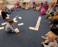 Udział dzieci w różnych grach i zabawach ruchowych, a także w ciekawym eksperymen z okazji Dnia Dinozaura