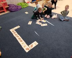 Udział dzieci w różnych grach i zabawach ruchowych, a także w ciekawym eksperymen z okazji Dnia Dinozaura