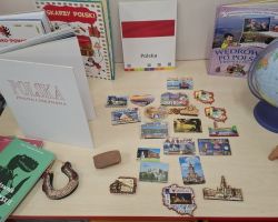 dzieci podczas zajęć o Polsce