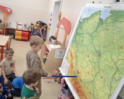 dzieci podczas zajęć o Polsce