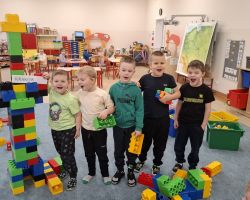 dzieci podczas zajęć o Polsce