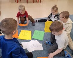 dzieci podczas zajęć o Polsce