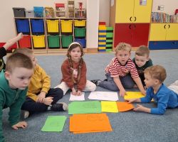 dzieci podczas zajęć o Polsce