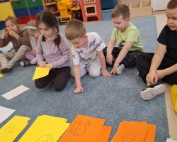 dzieci podczas zajęć o Polsce