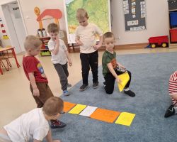 dzieci podczas zajęć o Polsce