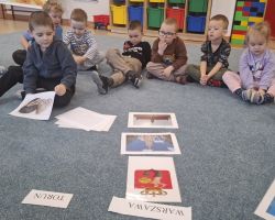 dzieci podczas zajęć o Polsce