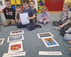dzieci podczas zajęć o Polsce