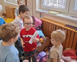 dzieci podczas zajęć o Polsce