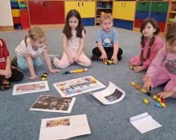 dzieci podczas zajęć o Polsce