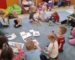 dzieci podczas zajęć o Polsce