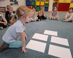 dzieci podczas zajęć o bezpieczeństwie zimą