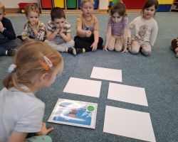 dzieci podczas zajęć o bezpieczeństwie zimą