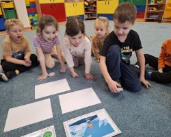 dzieci podczas zajęć o bezpieczeństwie zimą