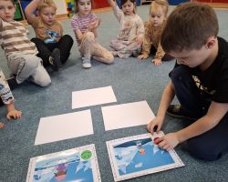 dzieci podczas zajęć o bezpieczeństwie zimą