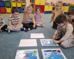 dzieci podczas zajęć o bezpieczeństwie zimą