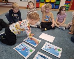 dzieci podczas zajęć o bezpieczeństwie zimą