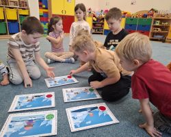 dzieci podczas zajęć o bezpieczeństwie zimą