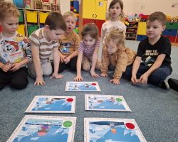 dzieci podczas zajęć o bezpieczeństwie zimą