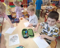 dzieci podczas obchodów dnia numeru alarmowego 112