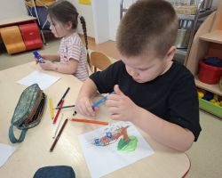 dzieci podczas obchodów dnia numeru alarmowego 112